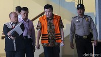 Andi Narogong usai menjalani pemeriksaan terkait kasus dugaan korupsi proyek pengadaan e-KTP di gedung KPK.
