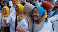 Senyum kegembiraan terpancar dari wajah para pendukung Wahidin-Andika.