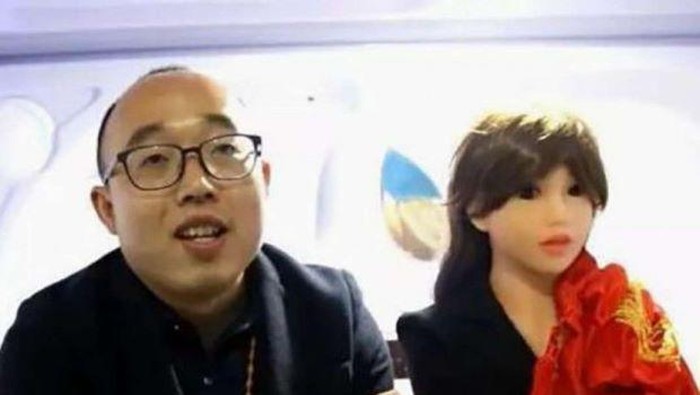 Frustrasi Tak Beristri, Pria China Nikahi Robot Ciptaannya