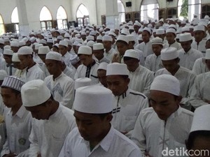 Ribuan Santri Salat Ghaib Bagi Korban Longsor di Ponorogo