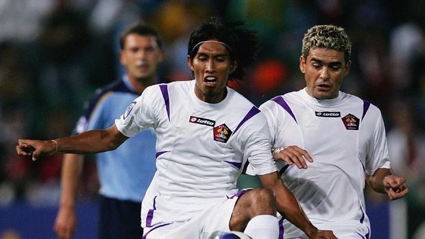Budi Sudarsono SYDNEY, AUSTRALIA - APRIL 25: Budi Sudarsono of Persik Kediri kicks the ball during the Asian Champions League Group E match between Sydney FC and Persik Kediri at Parramatta Stadium April 25, 2007 in Sydney, Australia. (Photo by Cameron Spencer/Getty Images)