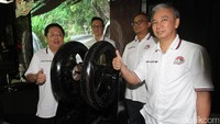 Presiden Direktur PT Multistrada Arah Sarana Pieter Tanuri bersama Direktur Sales PT Multistrada Arah Sarana Uthan Sadikin dan General Manager Sales & Marketing  PT Multistrada Arah Sarana Andry Lee saat peluncuran Corsa Platinum V Series di Jakarta, Selasa (4/4/2017).