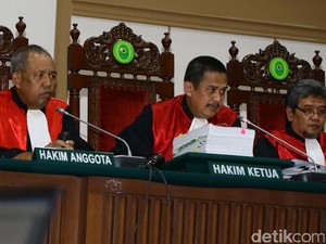 9 Jam Berlalu, Sidang Ahok Masih Periksa Bukti-Bukti