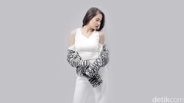 Tatapan Memikat Pevita Pearce di Bolder In 2 Years Tatapan Memikat Pevita Pearce di Bolder In 2 Years