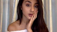 Margin Wieheerm kala tampil dengan makeup tipis dan pulasan lipstik pink. Dok. Instagram/marginw