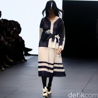 Rama Dauhan di koleksinya ini mengangkat tema Aubade di Plaza Indonesia Fashion Week 2017. Plaza Indonesia Lt. 8, Jakarta. [Foto: Mohammad Abduh/Wolipop]
