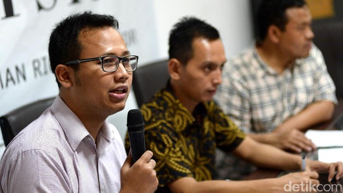 Para narasumber memaparkan pandangannya terkait kasus korupsi PT PAL dalam diskusi ‘Membongkar Korupsi Alutsista’ di Kantor Imparsial, Jakarta, Selasa (4/4/2017). 

Hadir dalam diskusi itu (kiri-kanan) Wadir Imparsial Gufron Mabruri, Anggota Badan Pekerja ICW Tama S Langkun, Direktur Eksekutif Imparsial Al Araf, dan Deputi Sekjen TII Dedi Haryadi.