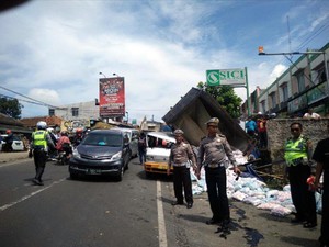 Truk Bermuatan Garam Timpa Angkot di Cianjur, 3 Orang Luka