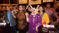 Oesman Sapta Odang (OSO), Nono Sampono dan Darmayanti Lubis bergandengan tangan saat menghadiri rapat paripurna DPD, Selasa (4/4/2017).