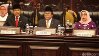 Oesman Sapta Odang langsung memimpin rapat sekaligus menutup sidang paripurna.
