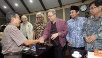 Boediono bersalaman dengan Andi Mattalata dan peserta rapat lainnya. 