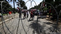 Kawat berduri masing dipasang di Jalan RM Harsono.