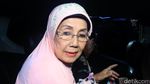 Lambaian Tangan dan Senyuman Nani Widjaja