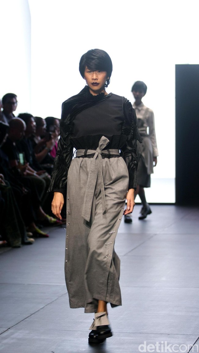 Koleksi terbaru Hunting Fields di Plaza Indonesia Fashion Week 2017. Plaza Indonesia Lt.8, Jakarta. [Foto: Mohammad Abduh/Wolipop]