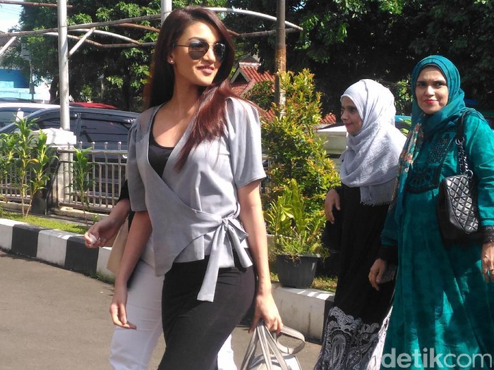 Cantik dengan Stiletto Hitam, Tsania Marwa Datangi Pengadilan Agama Cibinong