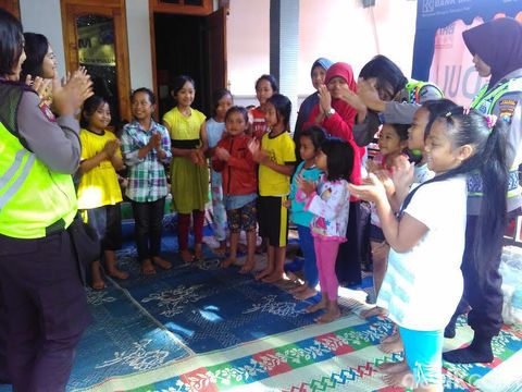 Relawan dan polisi ajak anak korban longsor bermain