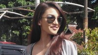 Marwa terlihat cantik dengan dress hitam dipadukan blus yang dipakainya. Foto: Desi/detikHOT
