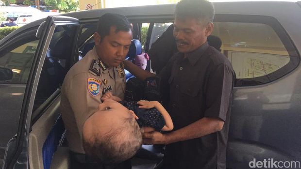 Zakaria dibawa ke rumah sakit oleh Bhabinkamtibmas dan ketua RT. 