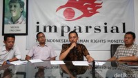 (Ki-ka) Wadir Imparsial Gufron Mabruri, anggota Badan Pekerja ICW Tama S Langkun, Direktur Eksekutif Imparsial Al Araf, dan Deputi Sekjen TII Dedi Haryadi menjadi pembicara diskusi, Selasa (4/4/2017).
