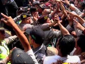 Ricuh dengan Warga di Mojokerto, Puluhan Preman Diamankan