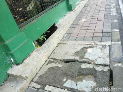 Gorong-gorong di bagian belakang Gedung DPR / 