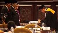 Pelantikan para pimpinan DPD itu dilakukan oleh Wakil Ketua MA Suwardi.