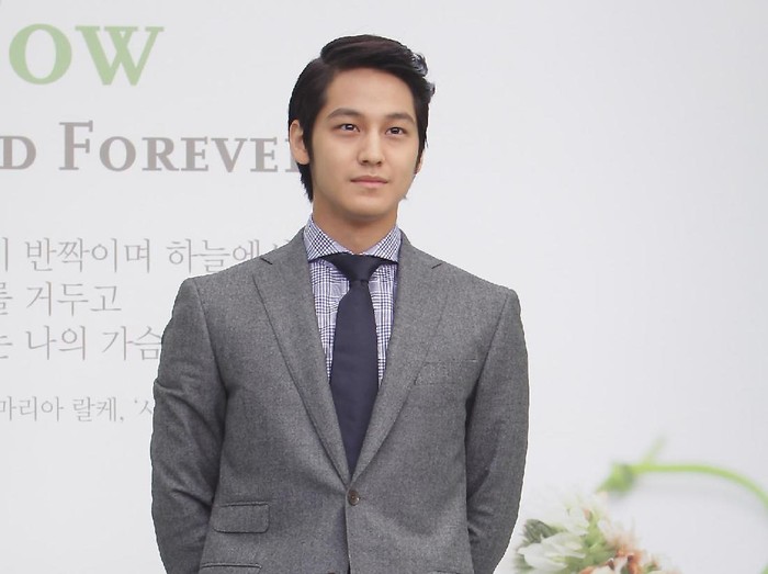 SEOUL, SOUTH KOREA - AUGUST 10:  Actor Kim Bum arrives for wedding ceremony of Lee Byung-Hun and Rhee Min-Jung at the Hyatt Hotel on August 10, 2013 in Seoul, South Korea.  (Photo by Chung Sung-Jun/Getty Images)