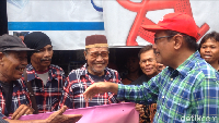 Blusukan di Pulogebang, Djarot Disambut Pria Berbaju FBR