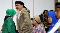 Para pengunjungi memadati ruang sidang.