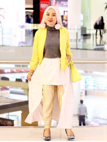 Foto: Agar Tak Dikritik Seperti Syahrini, Ini Padu Padan Rok Mini & Hijab