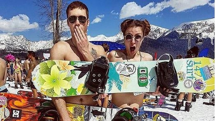 Seksi! Ada Festival Ski Pakai Bikini di Rusia