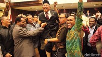 Pimpinan sidang paripurna AM Fatwa digendong usai pelantikan.