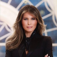 Di foto perdananya di Gedung Putih, Melania Trump memakai cincin berlian besar 25 karat di tangan kirinya. Cincin batu besar itu mencapai harga US$ 3 uta atau sekitar Rp 40 miliar. Melihat berlian sebesar itu, netizen pun mengkritik penampilan wanita 46 tahun ini. Foto: Dok. Mahaux Photography