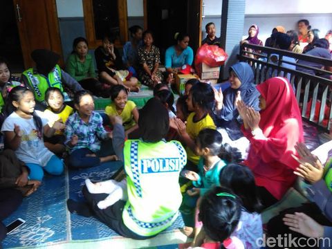 Relawan dan polisi ajak anak korban longsor bermain