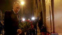 Vladimir Putin meletakan karangan bunga di luar stasiun St. Petersburg. REUTERS/Grigory Duko.