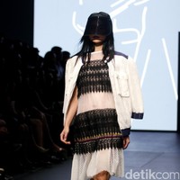 Rama Dauhan di koleksinya ini mengangkat tema Aubade di Plaza Indonesia Fashion Week 2017. Plaza Indonesia Lt. 8, Jakarta. [Foto: Mohammad Abduh/Wolipop]