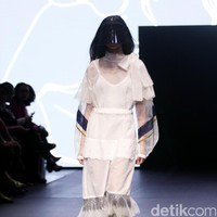 Rama Dauhan di koleksinya ini mengangkat tema Aubade di Plaza Indonesia Fashion Week 2017. Plaza Indonesia Lt. 8, Jakarta. [Foto: Mohammad Abduh/Wolipop]