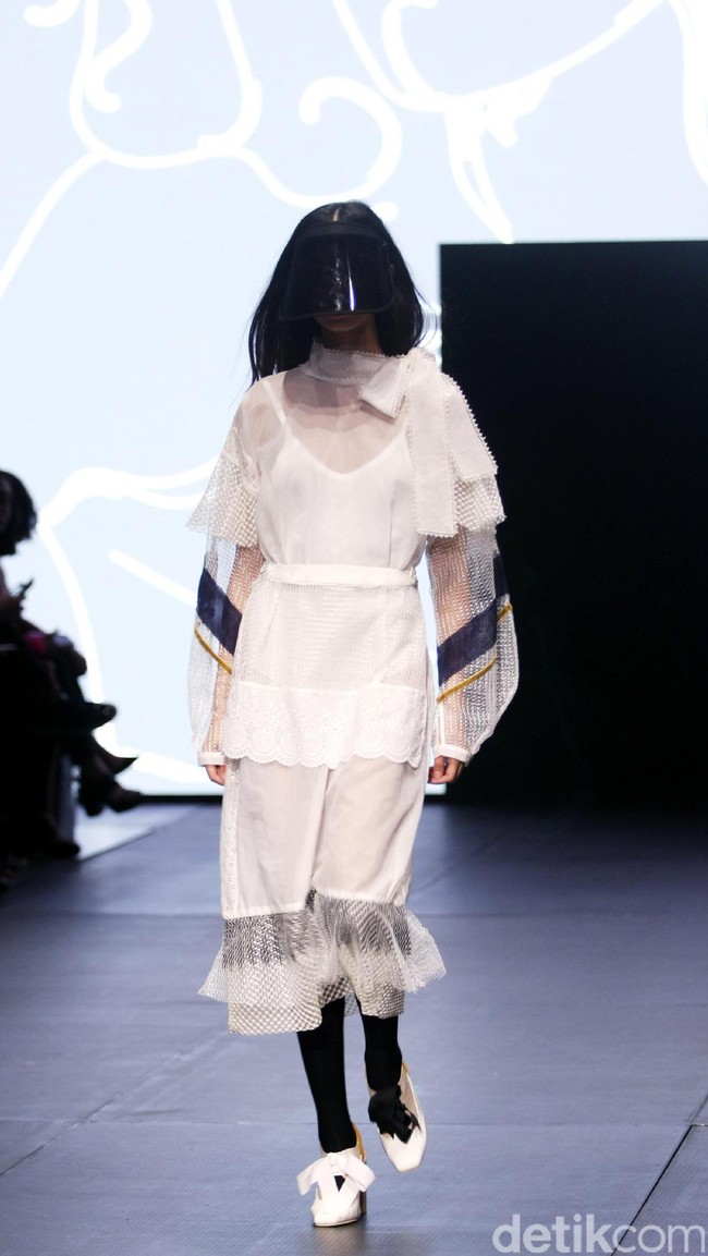 Rama Dauhan di koleksinya ini mengangkat tema Aubade di Plaza Indonesia Fashion Week 2017. Plaza Indonesia Lt. 8, Jakarta. [Foto: Mohammad Abduh/Wolipop]