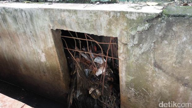 Saluran penuh sampah di samping gedung DPR / 