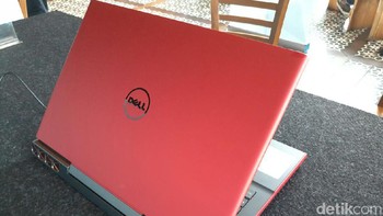 Ketahanan baterai juga jadi bagian yang dijadikan daya tarik oleh Inspiron 15 7567. Sekali pengisian daya, laptop ini diklaim mampu bertahan selama lebih dari 8 jam. Foto: detikINET/Yudhianto