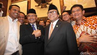 Mantan ketua DPD Mohammad Saleh dan Ketua DPD yang baru Oesman Sapta Odang melakukan salam komanda.