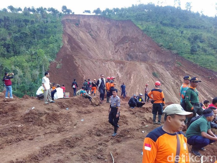 Pencarian Korban Longsor Ponorogo Hari ke-4