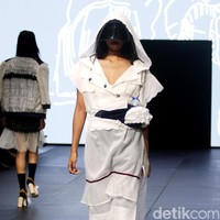 Rama Dauhan di koleksinya ini mengangkat tema Aubade di Plaza Indonesia Fashion Week 2017. Plaza Indonesia Lt. 8, Jakarta. [Foto: Mohammad Abduh/Wolipop]