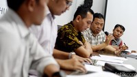 Para narasumber memaparkan pandangannya terkait kasus korupsi PT PAL dalam diskusi Membongkar Korupsi Alutsista.