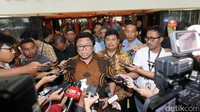 Ini Ibarat pengantin saya nggak tahu mekanisme, saya kan baru menjadi ketua DPD. Kedua, perbedaan pendapat sudahlah, jangan lagi menjadi polemik dalam pemerintahan karena itukan merugikan anak bangsa, ujar OSO di Kompleks Parlemen Senayan, Jakarta Pusat, Selasa (4/4/2017).