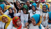Para pendukung Wahidin-Andika tampak sumringah.