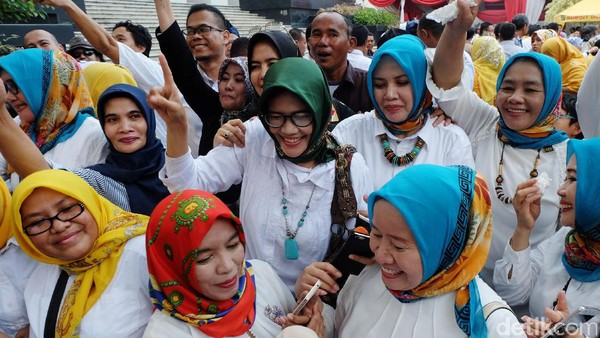 Kegembiraan Pendukung Wahidin-Andika di MK