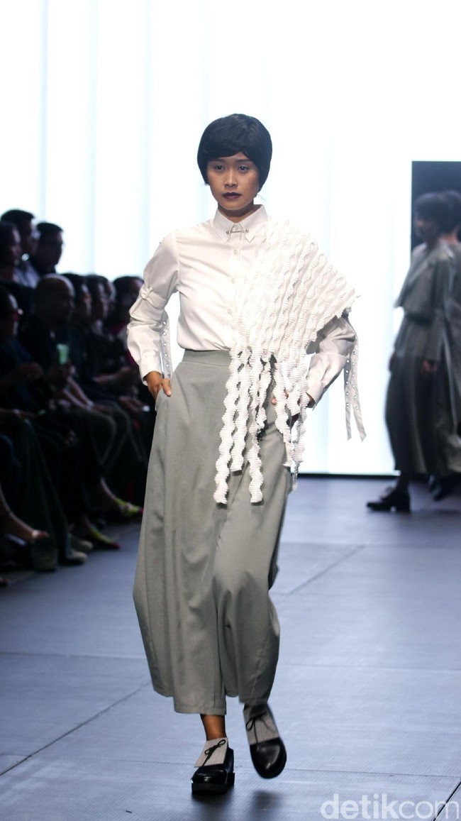 Koleksi terbaru Hunting Fields di Plaza Indonesia Fashion Week 2017. Plaza Indonesia Lt.8, Jakarta. [Foto: Mohammad Abduh/Wolipop]