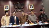 Ketua MPR Zulkifli Hasan (tengah) didampingi Wakil Ketua MPR Hidayat Nur Wahid (kiri), mantan Wakil Presiden Boediono dan Ketua DKPP Jimly Asshidiqie menjadi narasumber pada rapat tersebut.