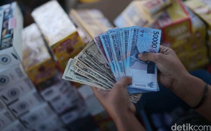 Dolar AS jadi Alat Pembayaran di Perbatasan Timor Leste Aktifitas di Pasar Perbatasan
Warga Negara Timor Leste melintasi sungai menuju Pasar Turiskain, Atambua, Jumat (01/04/2017). Pasar yang buka setiap hari Jumat ini menberikan daya pikat untuk warga negara Timor Leste dan WNI bertransaksi jual beli. Grandyos Zafna/detikcom
-. Beberapa warga Timor Leste bertransaksi dengan pedagang WNI dengan menggunakan mata uang dollar.
-. Pasar ini beroperasional hanya pada hari Jumat dari jm 7 hingga 11 siang WIT.
-. Jika sungai sedang meluap, para warga negara timor leste tidak dapat menyebrang ke pasar turiskain.